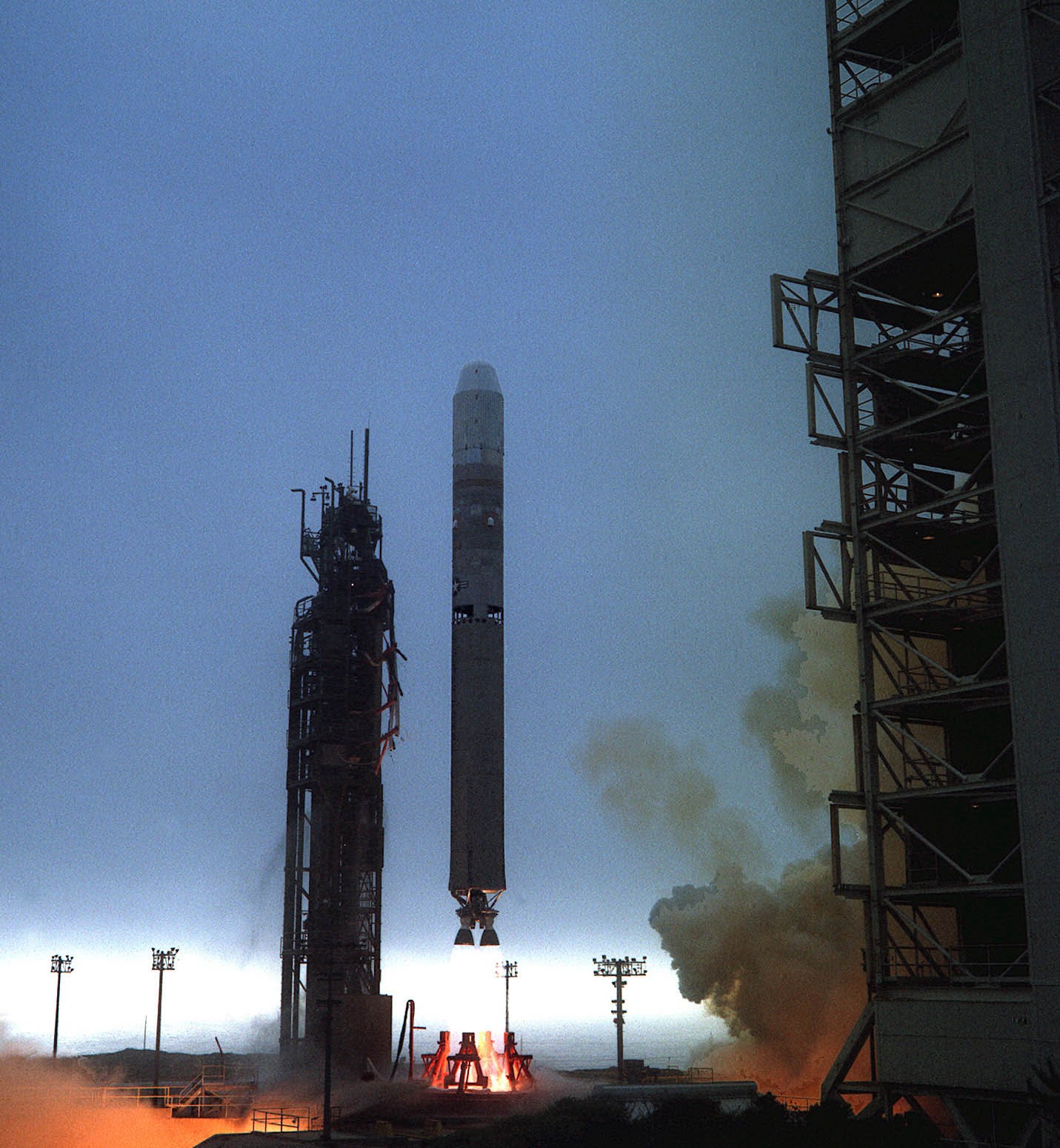 Start einer Titan II Trägerrakete mit dem QuikSCAT-Satelliten in Vandenberg/Cal. am 19.6.1999