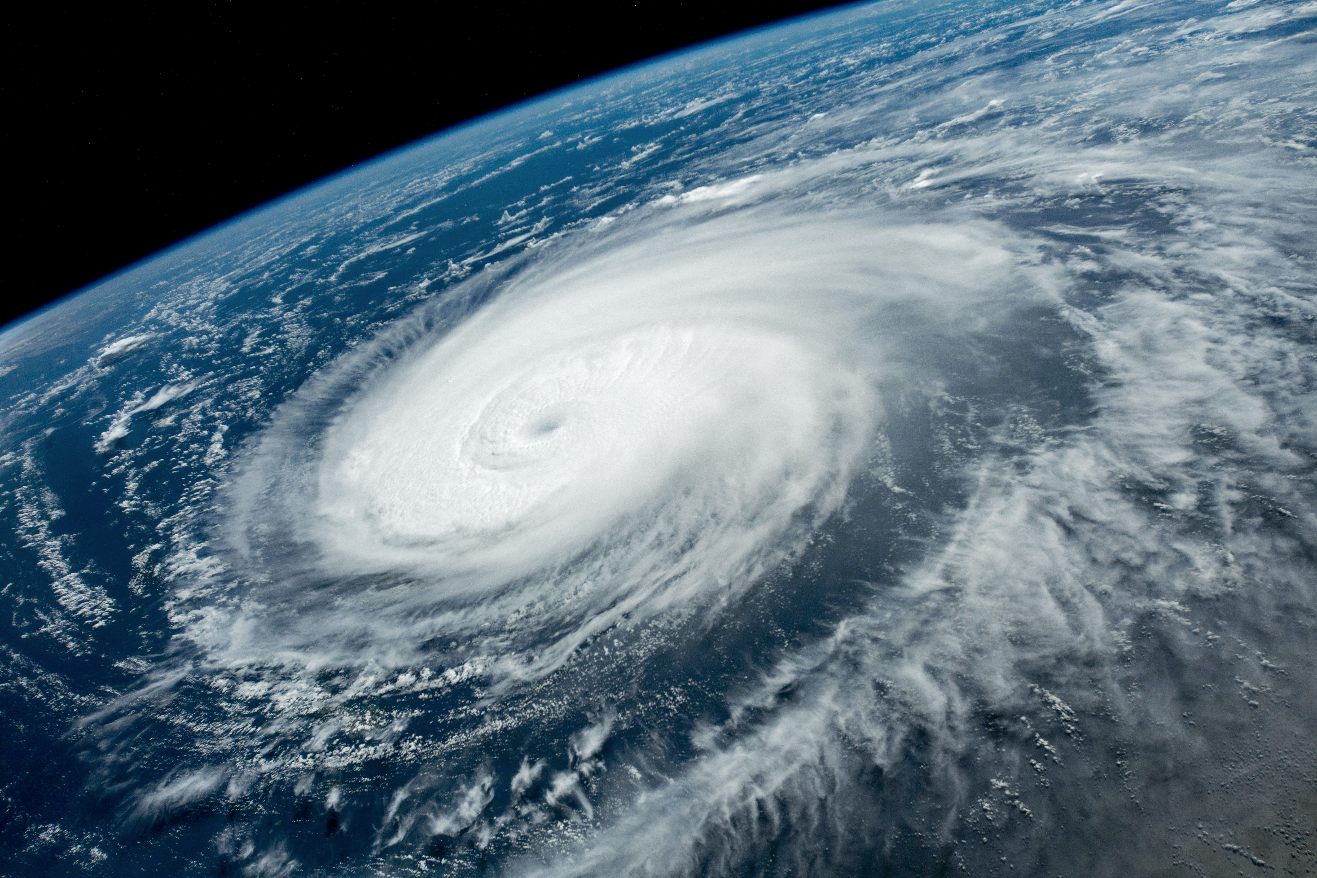 Nordhalbkugel: Taifun Hinnamnor östlich von Taiwan und den Philippinen am 31.8.2022