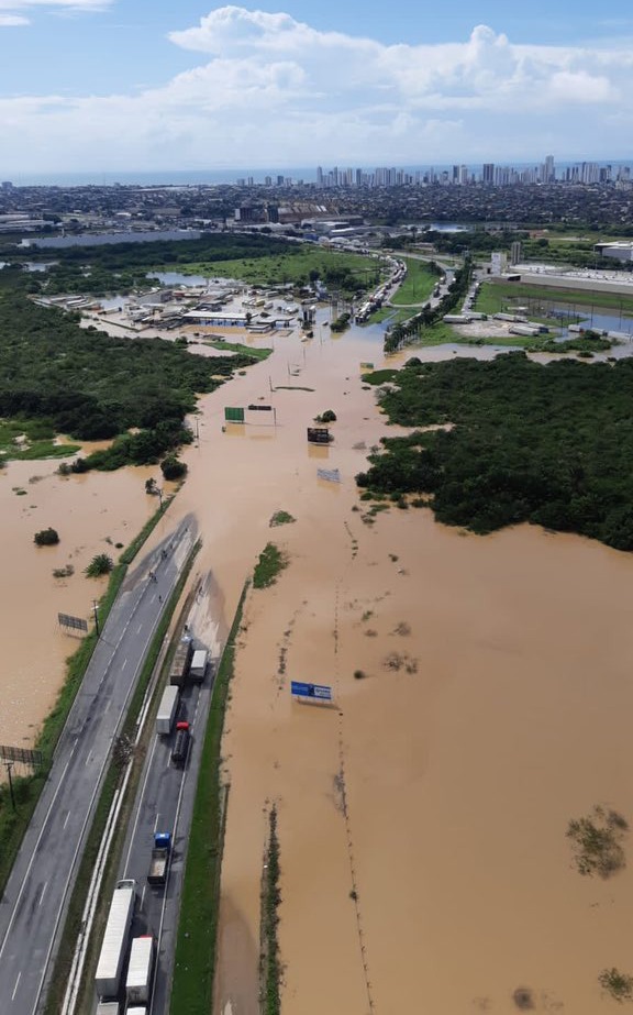 Überschwemmte Straßen in Jaboatão dos Guararapes, südlich von Recife, Pernambuco (2022)